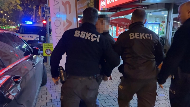 Husumetlisini bıçakladı, olay yerine yakın yerde yakalandı
Kayseri'de bıçaklı kavgada 16 yaşındaki çocuk yaralandı