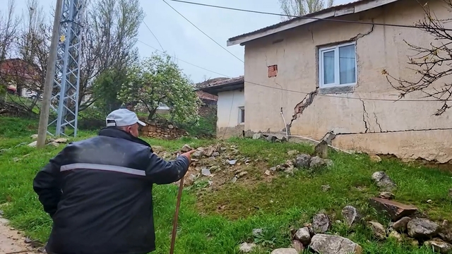 Yağış sonrası toprak kaydı, 9 yapı zarar gördü
Yaşlı kadın devletin yardımını "İyilik unutulur mu?" sözleriyle anlattı