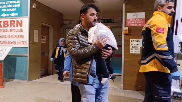Merdivenlerden yuvarlanan 1 yaşındaki bebek yaralandı