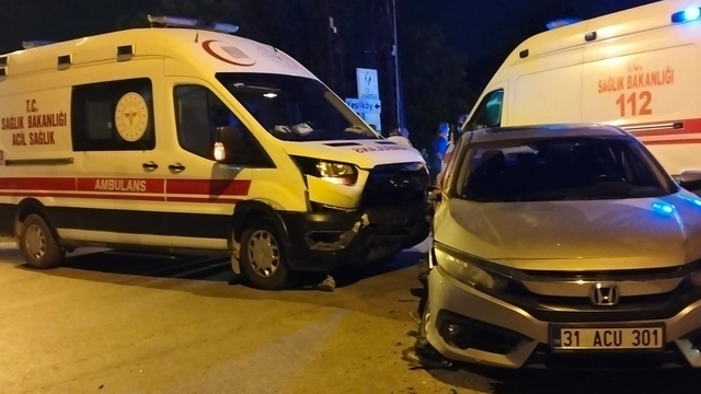Hatay'da ambulans ile otomobilin çarpıştığı kazada 6 kişi yaralandı