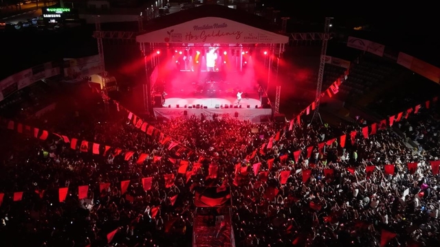27. Tarım ve Seracılık Festivali'nde rap şarkıcısı Poizi sahne aldı