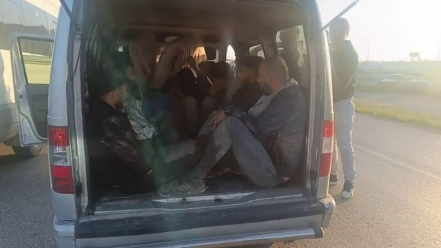 Hafif ticari araca 10 göçmen sığdıran insan tacirine 100 bin TL ceza