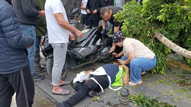 Kırmızı ışık ihlali yapan otomobil ortalığı savaş alanına çevirdi: 1'i ağır, 4 yaralı
Temizlik yapan belediye işçisi ölümden döndü o anlar güvenlik kamerasına yansıdı
Önce ağaca, ardından temizlik işçisine çarparak durabildi facianın eşiğiniden dönüldü
