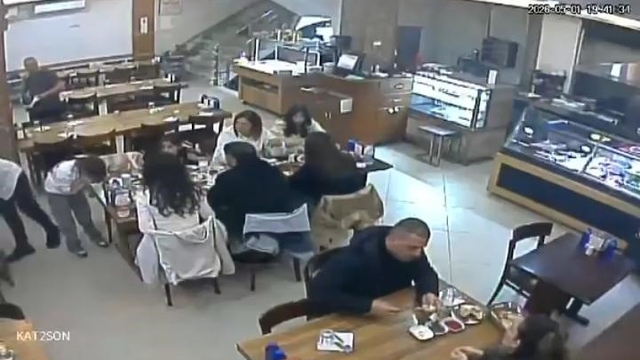Nefes borusuna yemek kaçan küçük kızı restoran çalışanı kurtardı