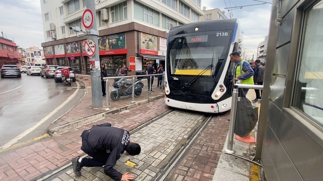 Tramvayın altına giren yavru kedi, yolcuları ve durak görevlilerini alarma geçirdi
Yavru kedi için sefer aksadı, yolcular bile inip kediyi çıkarabilmek için çaba harcadı
Yaklaşık 20 dakika süren çabalar sonuç verdi, yavru kedi saklandığı yerden çıktı