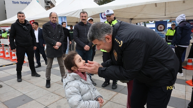 Trafik bilinci için tek yürek: Erzurum Emniyeti Havuzbaşı'ndaydı