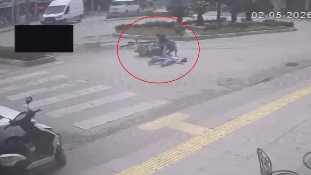 Yaya geçidini kullanan bisiklete motosiklet çarptı: 2'si çocuk 3 yaralı
Kaza anları güvenlik kamerasına yansıdı