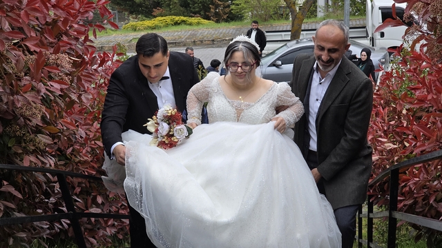 Elif'in gelinlik giyme hayali gerçek oldu
Yapay zekayla tasarladığı gelinlik hayaline temsili düğünle kavuştu