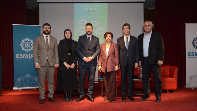 ESMİAD öncülüğündeki buluşmada hukuk, devlet ve uzmanlar aynı sahnede yer aldı
ESMİAD, "Kadına Yönelik Şiddetle Mücadele" paneli gerçekleştirdi
Av. Prof. Dr. Hakan Karakehya: "Şikayet süreci bilinçli olarak yürütülmelidir"
Cumh. Başsavcı V. Ayhan Gökalp: "Devlet, kadına şiddette kararlı bir duruş sergilemektedir"
Psk. Tuba Öz: "Psikolojik destek almaktan kaçınmamalısınız"