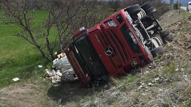 Erzincan'da soda yüklü tır devrildi