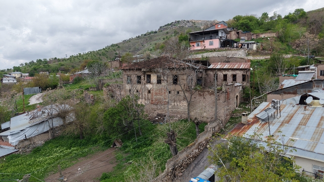 Elazığ'ın 5 asırlık mirası Nihat Bey Konağı bahar renklerine büründü