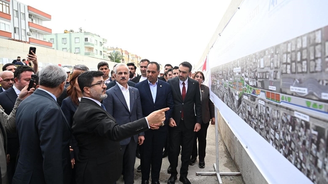 Mersin Limanı Kalkınma Yolu ile Avrupa'ya bağlanıyor
Ulaştırma ve Altyapı Bakanı Abdulkadir Uraloğlu:
"Mersin'imizden başlayıp Gaziantep'e kadar giden 312 kilometrelik hızlı demir yolu hattını planladık"
"Gaziantep'ten Kapıkule'ye, oradan Basra Körfezi'ne uzanacak bir hat kuruluyor"