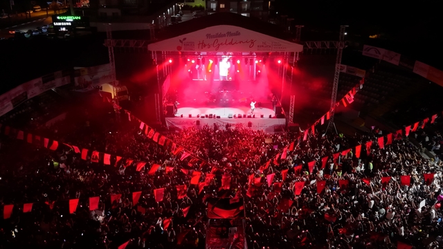 Kumluca'da festival coşkusu Poizi konseriyle devam etti