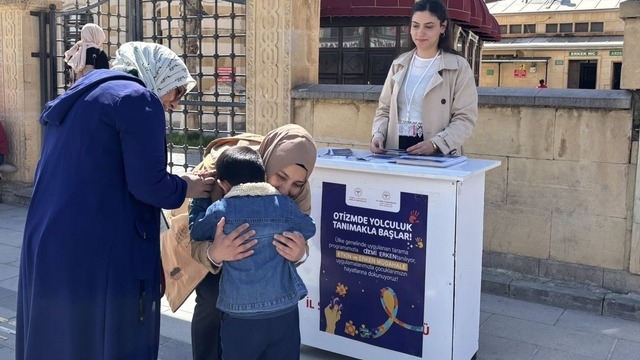 Bayburt'ta otizm farkındalığı için vatandaşlar bilgilendirildi