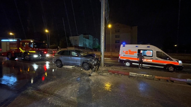 Karaman'da cip trafik levhasına çarptı: 1 yaralı