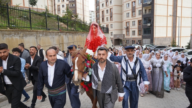 Şırnak'ta dünyaevine giren gelin, asırlık gelenekle baba evinden alındı