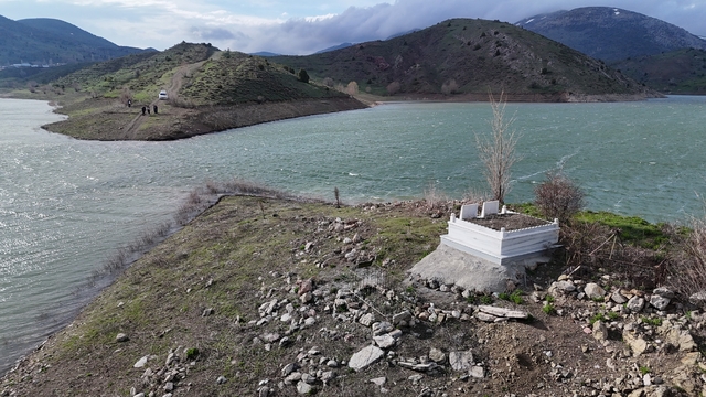 Köylünün suyla imtihanı, mezarlar bir görülüyor bir kayboluyor
Yürüyerek gittikleri köy mezarlığına 2 yıl sonra yeniden uzaktan bakarak dua etmek zorunda kaldılar
Barajın su tutmasıyla sular altında kalan köy mezarlığı kuraklıkla ortaya çıkmıştı, köylüler mezarlığı yeniden düzenlese de iki yıl geçmeden mezarlık yeniden sular altında kaldı