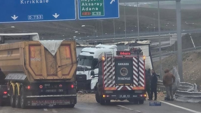 Konya'da meyve ve sebze yüklü tır bariyerlere çarptı: 1 yaralı