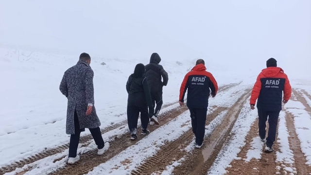 Kar sebebiyle mahsur kalan vatandaşlar ekipleri  seferber etti
