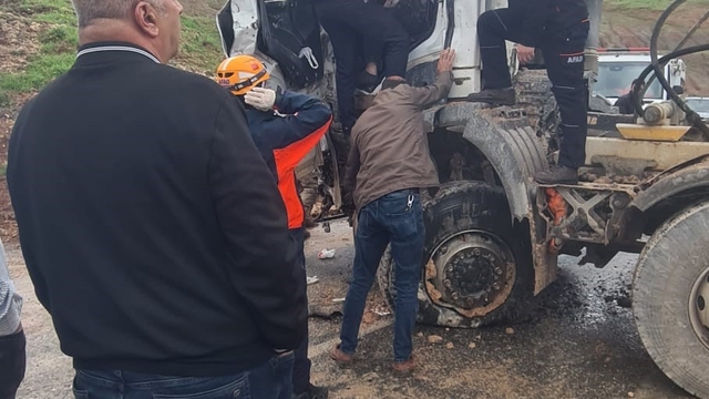 Eruh'ta beton mikseri kaza yaptı, sıkışan sürücüyü ekipler kurtardı