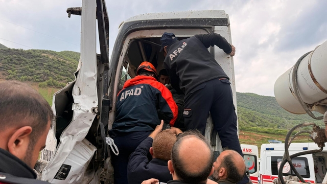 Siirt'te bariyere çarpan beton mikseri sürücüsü ağır yaralandı