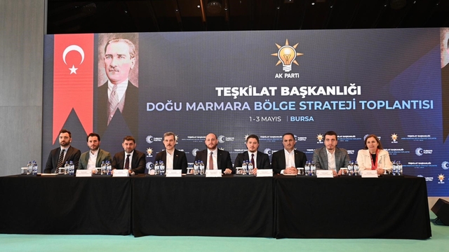 AK Parti Teşkilat Başkanı Büyükgümüş: "Siyaseti koltuk kapma oyunu olarak görmedik"
AK Parti Genel Başkan Yardımcısı ve Teşkilat Başkanı Ahmet Büyükgümüş:
"CHP bizim düşmanımız değil, rakibimizdir"
"Türkiye üzerinden sosyal ameliyata müsaade etmeyeceğiz"