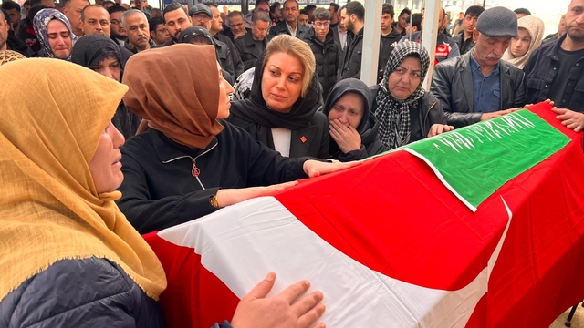 11 yaşındaki Almina'nın son yolculuğunda annenin ağıtları yürek yaktı
Kahramanmaraş okul saldırısından 18 gün sonra hayatını kaybeden Almina Ağaoğlu'na gözyaşları içinde cenaze töreni düzenlendi