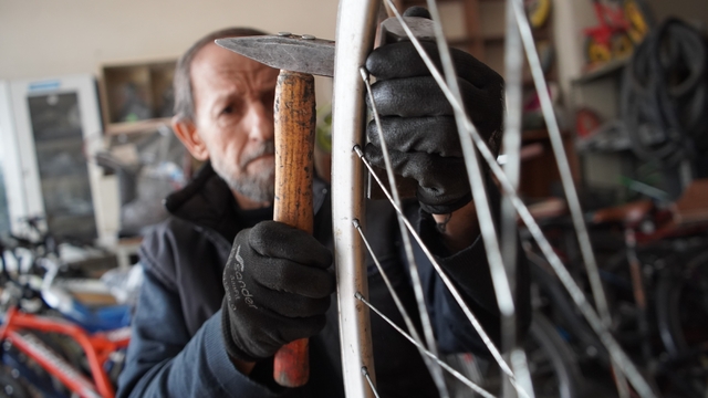 İlkokul çağındayken çırak olarak başladı, yarım asrı aşkın süredir bisiklet tamir ediyor
64 yıldır pedalların dönmesini sağlıyor
64 yıllık ustadan meslek uyarısı