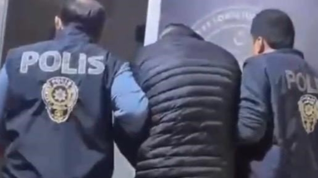 İzmir'de 50 yıl hapis cezasıyla aranan şüpheli gardıropta yakalandı