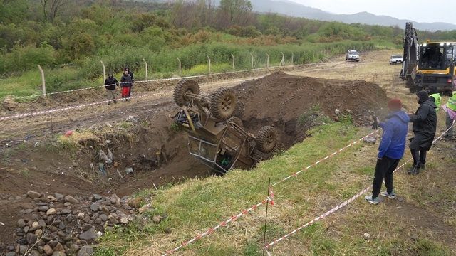 Balıkesir'de adrenalin zirve yaptı
Kimisi çamura battı, kimisi takla attı ama parkuru bitirmek için yoğun çaba harcadılar
Off-road heyecanı başladı