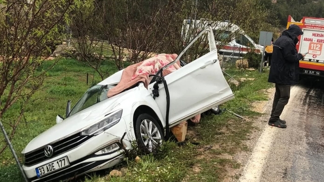 Mersin'de tırın dorsesinin çarptığı otomobilin sürücüsü yaşamını yitirdi