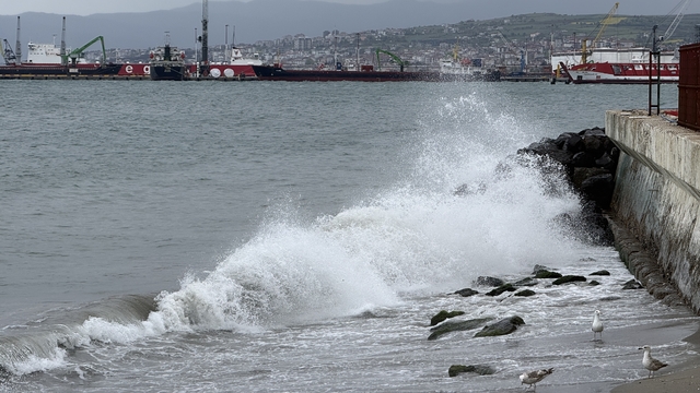 Tekirdağ'da poyraz deniz ulaşımını olumsuz etkiliyor
