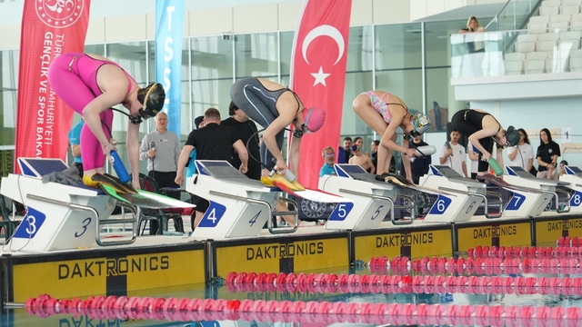Paletli yüzme şampiyonası ve milli takım seçmeleri Edirne'de yapıldı