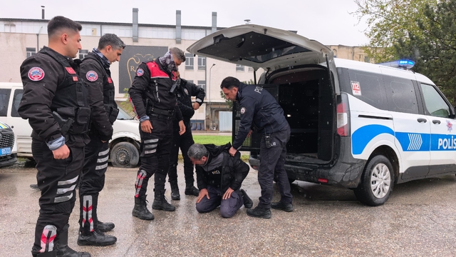 Ehliyetsiz sürücü zorluk çıkarınca biber gazı yedi
Bursa'da polise direnen ehliyetsiz sürücü gözaltına alındı
