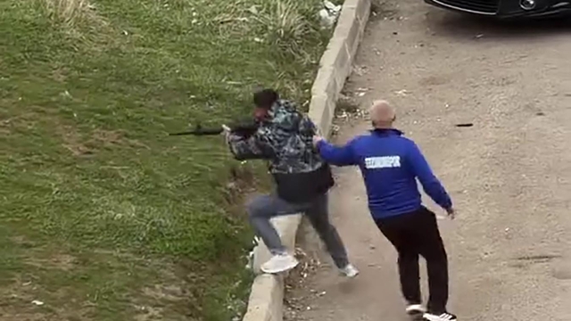 Sosyal medya hesabı açan eşine kızdı, kayınpederinin evine ateş etti