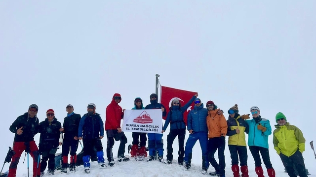 Uludağ'da mayısta kar sürprizi: 2 metre karda Türk bayrağı dalgalandı