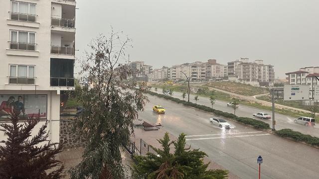 Gaziantep'te sağanak yağış ve dolu hayatı felç etti
Çatılar uçtu, yollar göle döndü, araçlar mahsur kaldı
