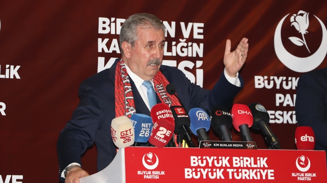 BBP Genel Başkanı Destici: "Böyle giderse, nüfusumuz 50 milyonun altına düşer"
BBP Genel Başkanı Mustafa Destici Eskişehir'de konuştu
Destici:
"Dünyada nesli en fazla tükenmekte olan ilk 5 milletin içindeyiz, ülkenin içindeyiz"
"Eskiden aile başına 3 çocuk düşerken bugün 1 buçuklara kadar düştü"
"Gerçek hayattan kopup dijital bağımlılığın esiri olan çocuklar var"
"Günyüzü'ne 38 milyon metrekare sanayi bölgesi yapılacak"