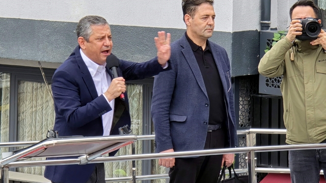 CHP Genel Başkanı Özel: "Düğünü de cenazeyi de AK Parti'lilerle, MHP'lilerle birlikte yapıyoruz"
"Biz bu ülkeyi ayrıştıran, bölen değil, birleştiren Türkiye'nin kurucu iradesiyiz"