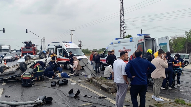 Takla atan otomobil ters döndü: 2'si çocuk 5 yaralı