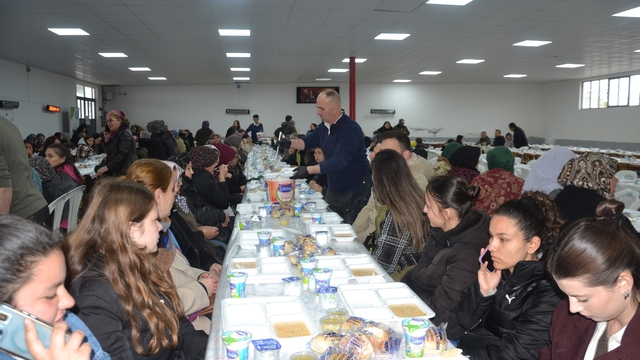 Hıdırellez şenliklerinde yüzlerce vatandaşa yemek verildi