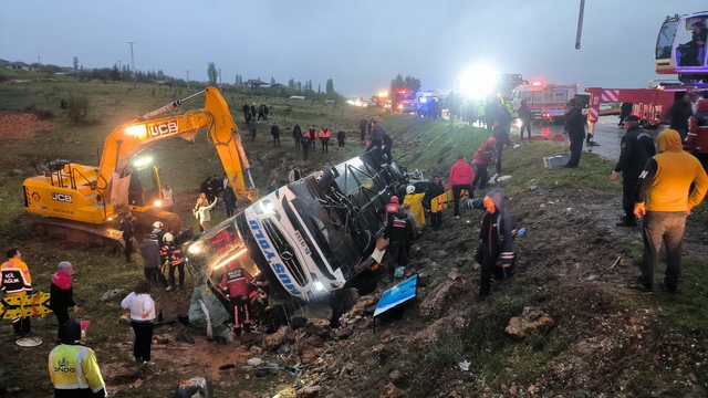 Malatya'da yolcu otobüsü şarampole devrildi