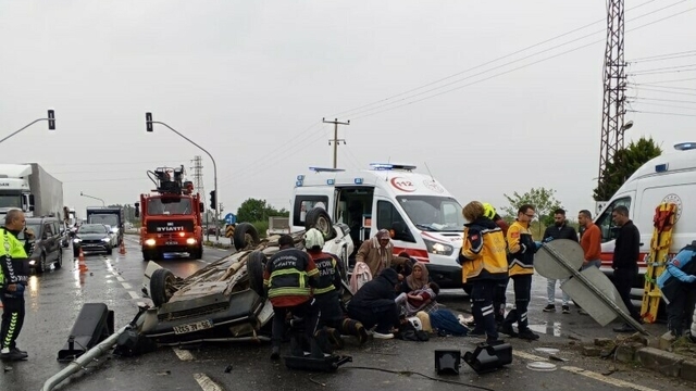 Aydın'da otomobil sinyalizasyon direğine çarpıp, takla attı; 6 yaralı