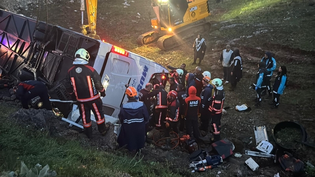 GÜNCELLEME - Malatya'da otobüsün şarampole devrilmesi sonucu 4 kişi öldü, 15 kişi yaralandı