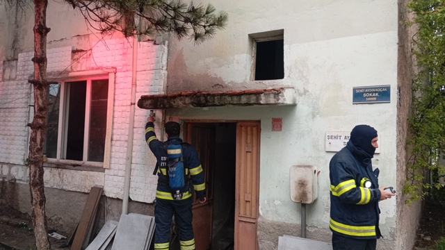 Eskişehir'de 2 katlı binanın giriş katında çıkan yangında bir kişi öldü