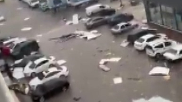 Gaziantep'te "süper hücre" fırtınası şehri talan etti
Yağmur, dolu, hortum ve fırtınanın aynı anda etkili olduğu kentte çatılar uçtu, dereler taştı, ağaçlar kökünden söküldü