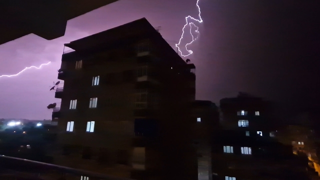 Diyarbakır ve Batman'da şimşekler geceyi aydınlattı; yollar suyla doldu