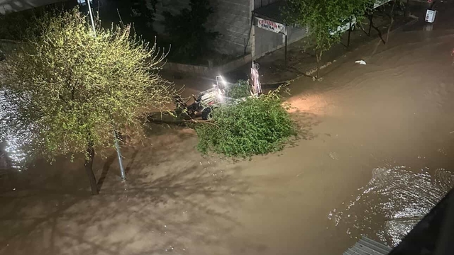 Siverek'te dolu ve sağanak hayatı felç etti
