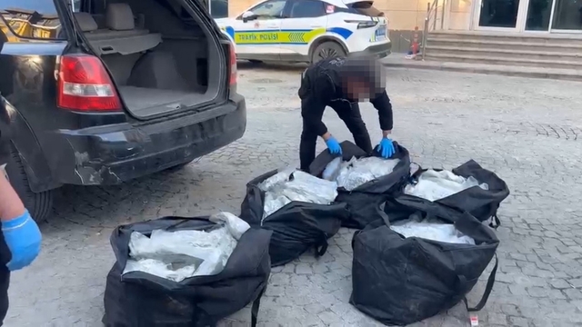 Edirne'de Moldova plakalı araçta 90 kilo skunk ele geçirildi