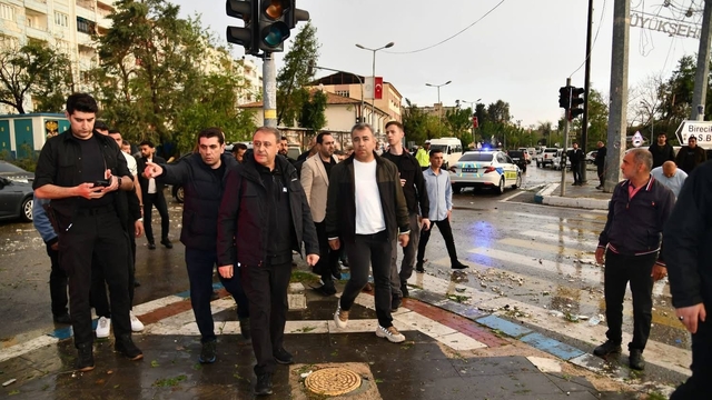 Şanlıurfa'da fırtına felaketi: 1 ölü, 40 yaralı
Birecik ve Viranşehir ilçelerinde eğitime 1 gün süreyle ara verildi